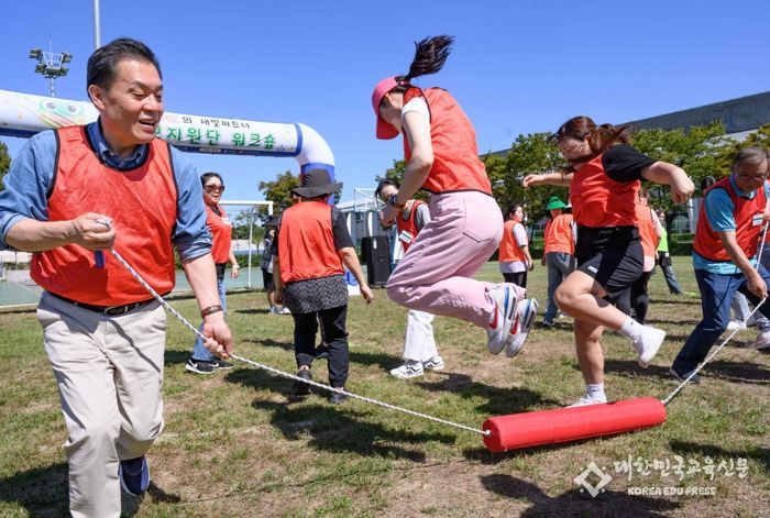 이재준 수원시장이 명랑운동회에서 학부모 지원단과 함께하고 있다.