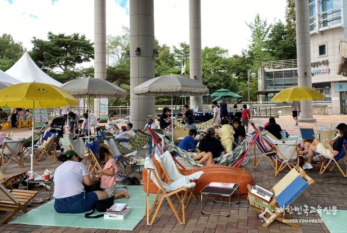 광명시 광명도서관은 지난 28일 광명도서관 야외마당에서 광명도서관 개관 20주년을 기념해 올해 두 번째 북크닉 행사를 진행했다.