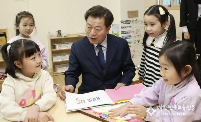 사진은 지난 3월 21일 시립광명포레나어린이집 개원식에서 박승원 광명시장이 원생들에게 책을 읽어주고 있는 모습