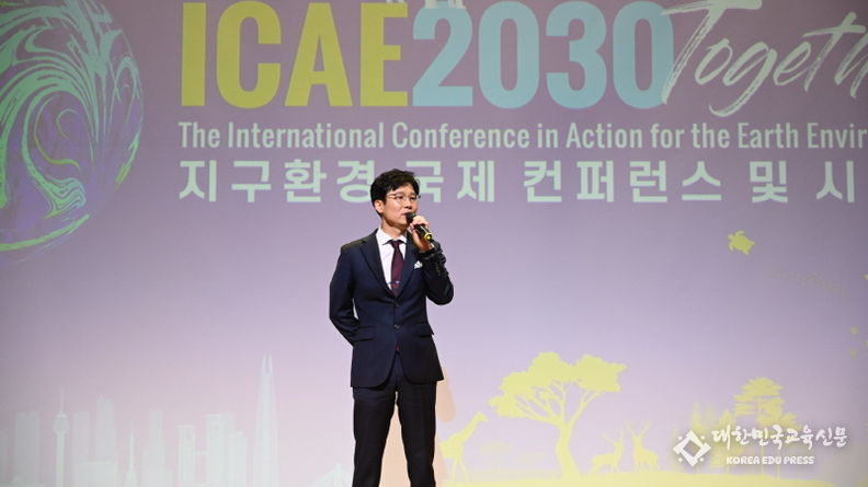사진= SNS기자연합회 김용두 회장이 2023년 10월 31일 국회의원회관 대회의실에서 개최한 'ICAE 2023 지구환경 국제컨퍼런스 및 시상식' 에서 기조연설을 하고 있다. (제공: SNS기자연합회)