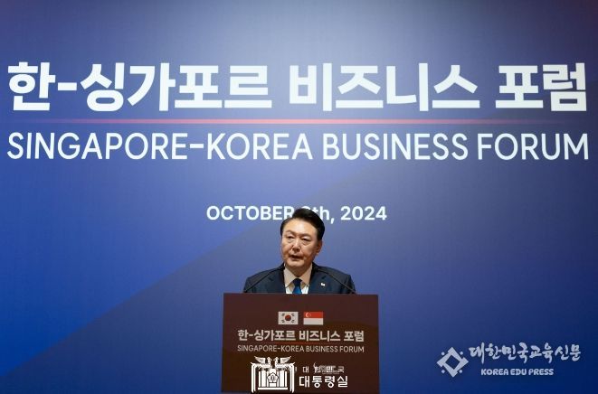 10월 8일 윤석열 대통령은 싱가포르의 시내 호텔에서 열린 「한-싱가포르 비즈니스 포럼」에 참석했다.