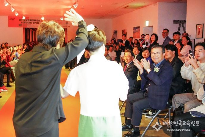 성인 발달장애인 패션쇼 클로젯(Close-T)에 참석한 류경기 중랑구청장과 관계자들의 모습