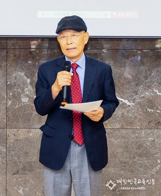 2023년 9월 아카데미 남명(제1기) 개강식에서 인사말을 하는 김영기 경상국립대 명예교수