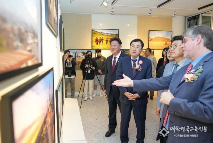 경주시가 주한 페루대사관, 동국대 WISE캠퍼스와 공동으로 ‘2024 APEC 페루 – 2025 APEC 경주 사진전’을 개최했다. 사진은 지난 11일 열린 개막식 모습