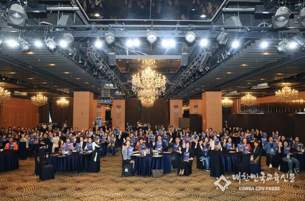 대구 수성구(구청장 김대권)는 지난 8일 호텔 라온제나 에떼르넬홀에서 ‘2024년 수성구 평생학습 정책포럼’을 개최하고 참석자들과 기념 촬영하고 있다.