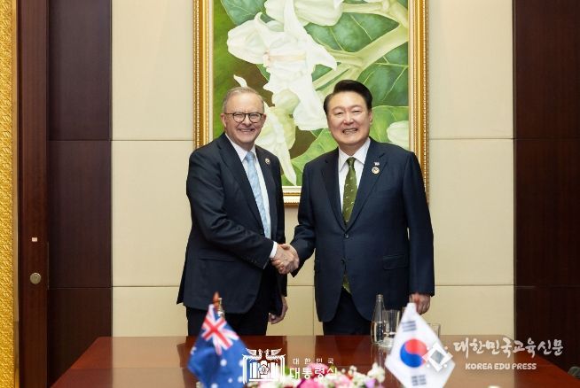 10월 11일 아세안 관련 정상회의 참석을 위해 라오스를 방문 중인 윤석열 대통령은 라오스 비엔티안에서 「앤소니 노먼 알바니지(Anthony Norman Albanese)」 호주 총리와 정상회담을 갖고, 양국 간 실질 협력 방안과 역내 및 글로벌 현안에 대해 의견을 교환했다.