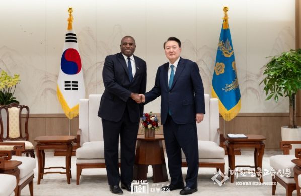 10월 21일 윤석열 대통령은 「데이비드 라미(David Lammy)」 영국 외교장관을 접견하고, 한-영 양국관계 발전 방안에 대해 의견을 교환했다.
