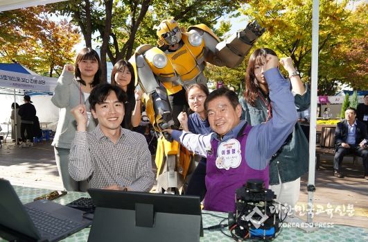 동대문구 교육박람회 동아리 부스를 찾은 이필형 동대문구청장