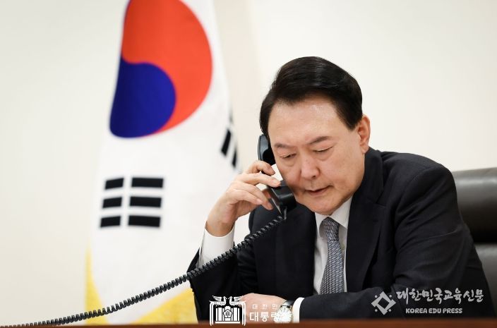 10월 29일 윤석열 대통령은 「볼로디미르 젤렌스키(Volodymyr Zelenskyy)」 우크라이나 대통령과 전화 통화를 갖고, 북한의 러시아 파병과 우크라이나 전쟁 참전 동향에 대한 평가를 공유하고 앞으로의 대응 방안을 논의했다.