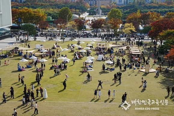 '카톡 말고 책톡' 행사에 참여한 시민들