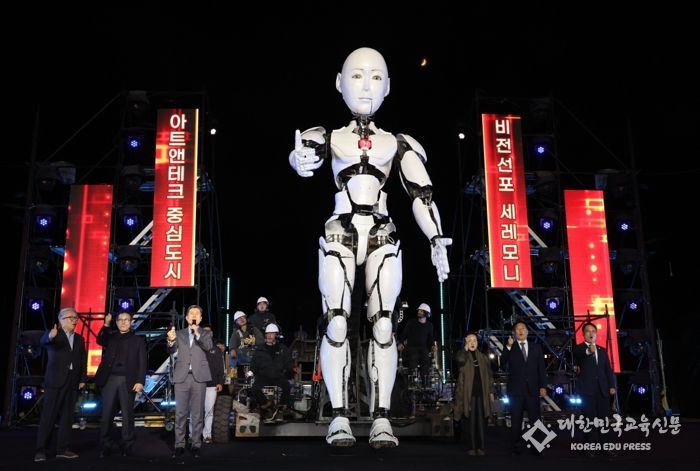 지난 8일 송도에 위치한 포항해상공원에서 포항시의 ‘아트&테크 문화산업 클러스터’ 구축을 향한 비전을 담은 선포식에 참석한 이강덕 포항시장