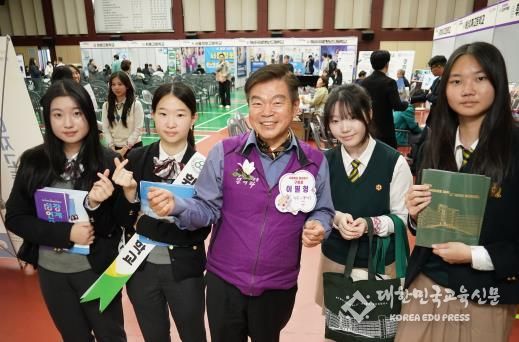 10월 26일 열린 동대문구 미래교육박람회에서 이필형 동대문구청장이 학생들과 기념촬영을 하고 있다