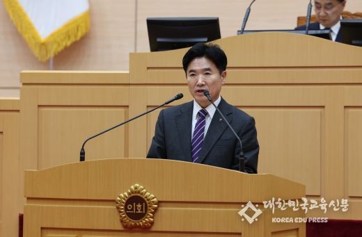 김대중 전남교육감이 전라남도의회 제386회 제2차 정례회에서 2025년 전남교육 정책 방향을 설명하고 있다.