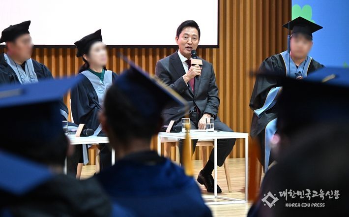 오세훈 서울시장이 15일 서울시청 다목적홀에서 열린 '2024년 서울시 희망의 인문학 수료식'에서 수료생과 대화를 나누고 있다