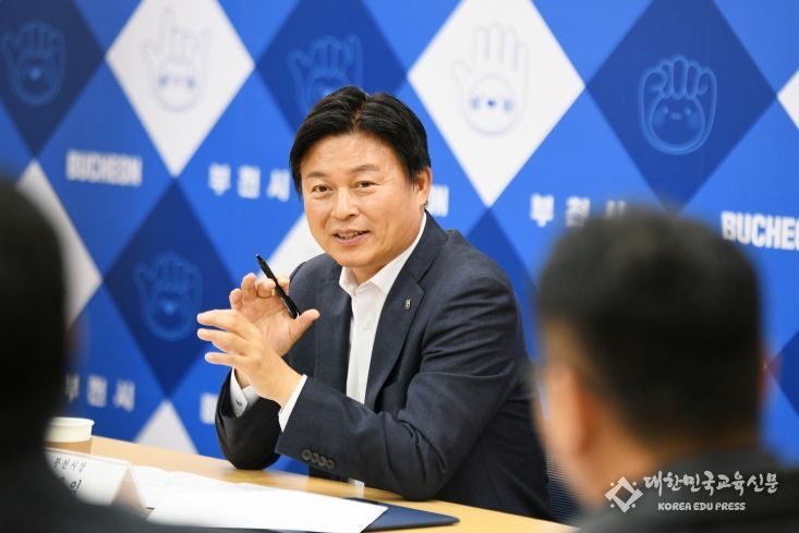 협약식에서 인사말씀을 하고 있는 조용익 부천시장