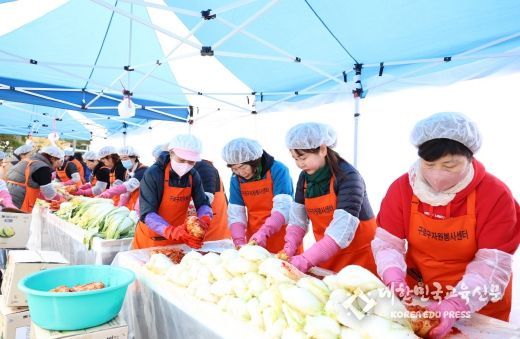 구로구 자원봉사협력단 봉사자들이 김치를 담그고 있다.