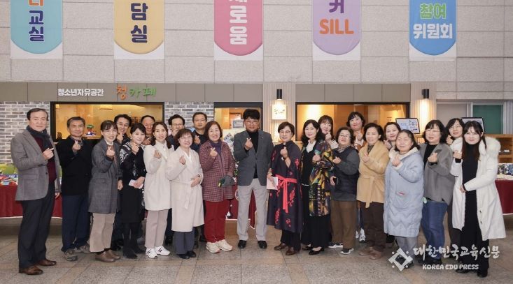 최충규 대덕구청장과 대덕구 지역아동센터 연합 발표회 참여자들이 기념사진을 촬영하고 있다.