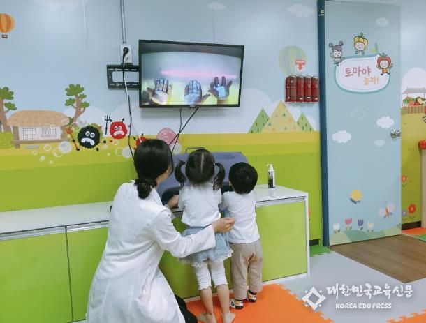 용인시 어린이 사회복지 급식관리지원센터 내 체험관에서 손씻기 교육을 받고 있는 어린이들 모습