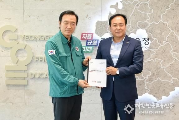 이권재 오산시장이 경기도교육청을 방문해 임태희 교육감에게 교육 현안 건의를 하는 모습