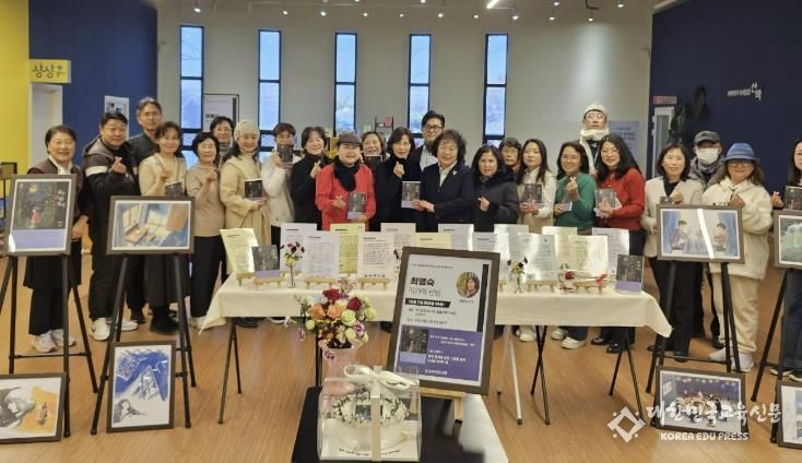 수정도서관에서 열린 ‘최명숙 작가와 만남’ 행사가 성황리에 마무리된 후, 참가자들이 기념 촬영을 하고 있다.