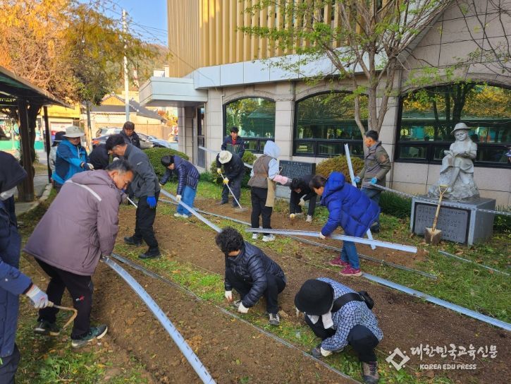 강진군도서관에 조성된 강진군-순천대 정원디자이너과정 한평 정원 모습.