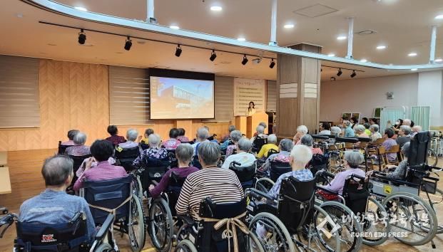 파주시 한울도서관,‘찾아가는 낭독’공연으로 요양원 어르신에게 책 낭독