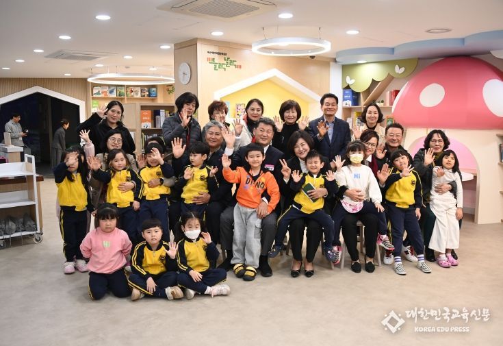 해운대구는 17일 송정동 어린이작은도서 관 ‘들락날락’을 개관했다.