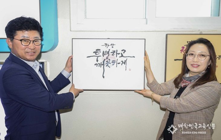 대전 대덕구는 지난 5월 29일 청렴 환경 조성의 일환으로 직원들이 제출한 청렴 문구를 청렴 액자로 제작, 전시하는 ‘청렴을 걸다’ 행사를 개최했다.