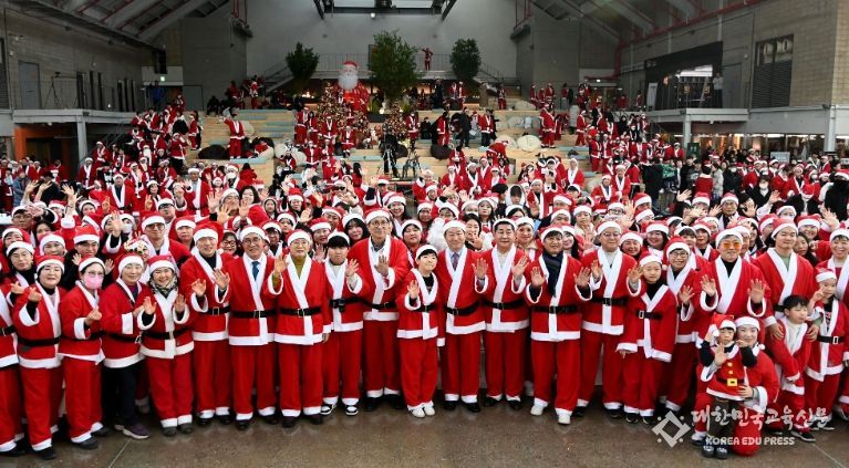 유정복 인천광역시장이 25일 상상플랫폼에서 열린 '2024년 미추홀 산타클로스 축제'에서 미추홀산타들과 기념촬영을 하고 있다