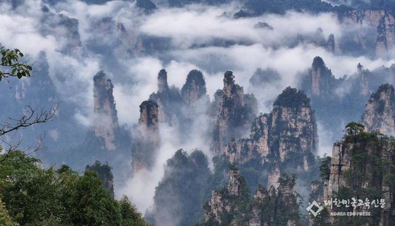 운무가 피어오른 장자제 국가삼림공원 톈쯔산(天子山)을 지난해 10월 14일 드론으로 내려다봤다. (사진/신화통신)