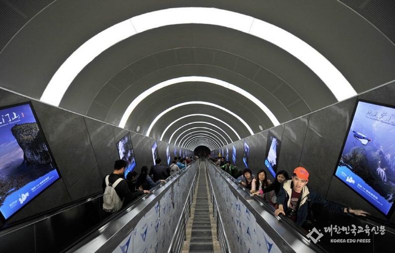 지난 2015년 4월 25일 개통된 톈먼산(天門山) 에스컬레이터를 타는 관광객. (사진/신화통신)