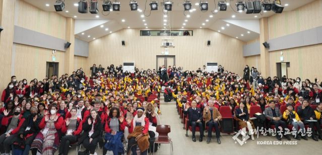 1. 13일 나사렛대학교에서 ‘2024학년도 겨울방학 영어캠프’ 개회식이 열리고 있다.