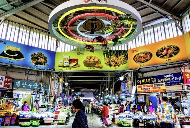 서산시 직원이 고등학생 외국 체험에 참여할 학생들을 대상으로 사업을 안내하는 모습