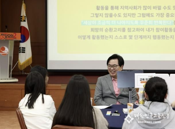 박일하 동작구청장이 지난해 11월 동작구청에서 열린 ‘2024 청소년 정책제안 토론회’에 참석해 청소년들의 의견을 경청하고 있다.