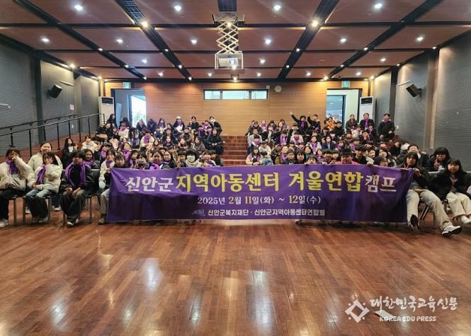 제주 4.3평화공원에서 기념 촬영을 하고 있다.