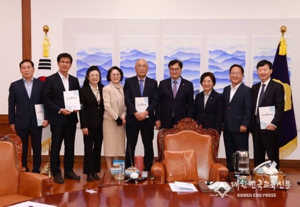 우원식 국회의장에 평생교육 6대 정책과제 전달