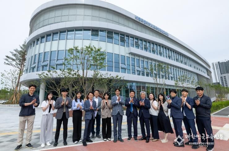 평생교육원 앞에서 김형렬 행복청장과 최교진 교육감 그리고 관련자들이 함께 기념 촬영