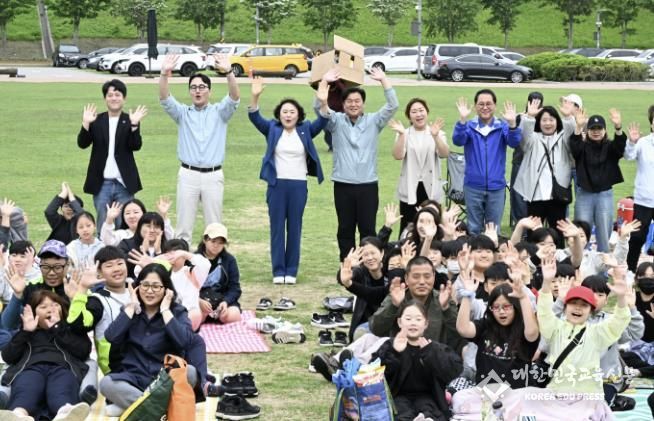 5월 24일 ‘제4회 지역아동센터 가족운동회’ 참가자들의 기념촬영