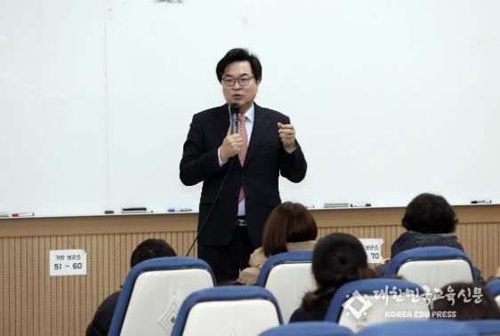 박일하 구청장이 지난 1월 서울 동작구 숭실대학교에서 열린 ‘겨울방학 동작형 리스닝 영어캠프’에 참석해 인사말을 하고 있다.