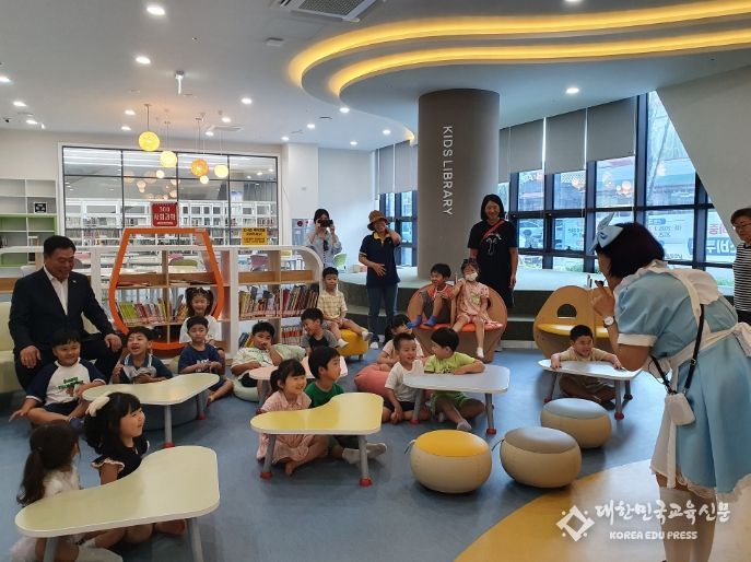 1. ‘책 읽어주는 할머니’프로그램을 아이들과 함께한 김산 군수