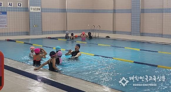 구명조끼 착용법 등 안전교육을 받고 있는 모습