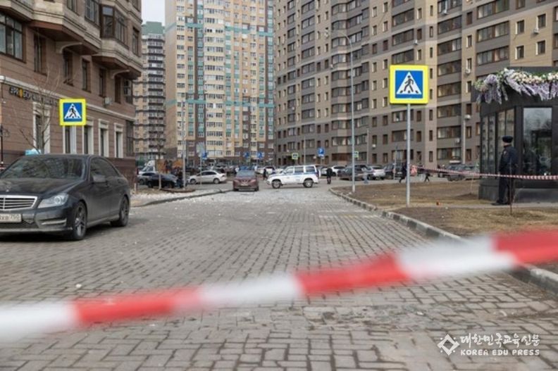 지난달 11일 러시아 모스크바 남동부에서 촬영한 손상된 주거 건물. (사진/신화통신)